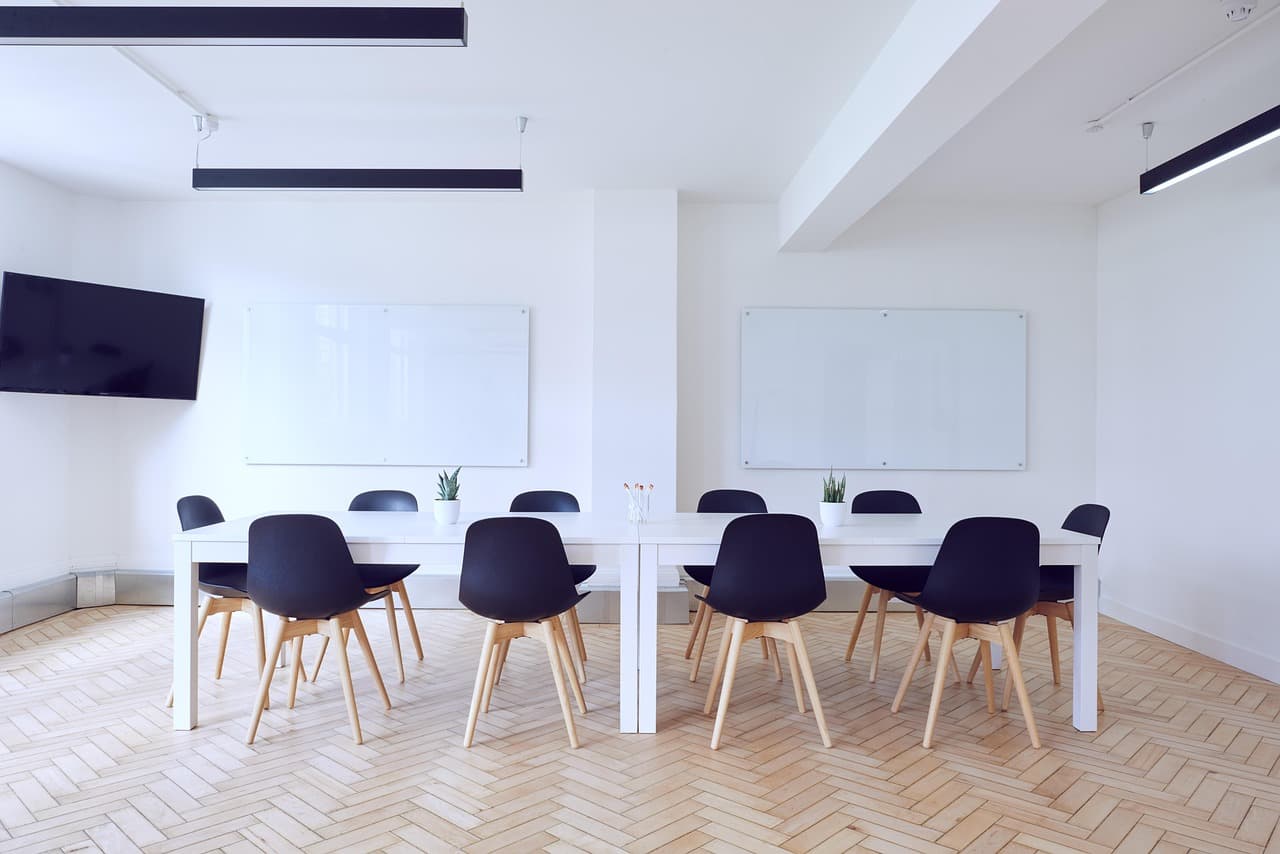 Atlantsson consultants presenting in an executive boardroom